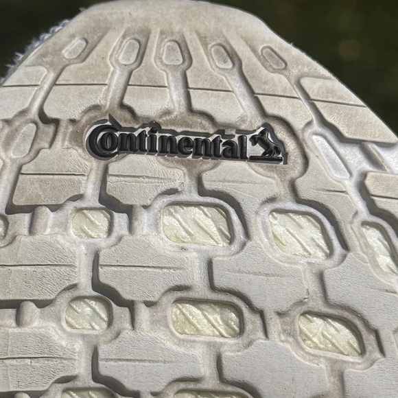 Adidas Women’s Ultra Boost 20 Cloud White Gold Metallic Heel (Size: 7.5) EUC - Picture 10 of 17